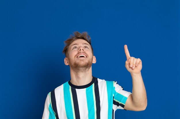 Chico joven atractivo con una camiseta a rayas