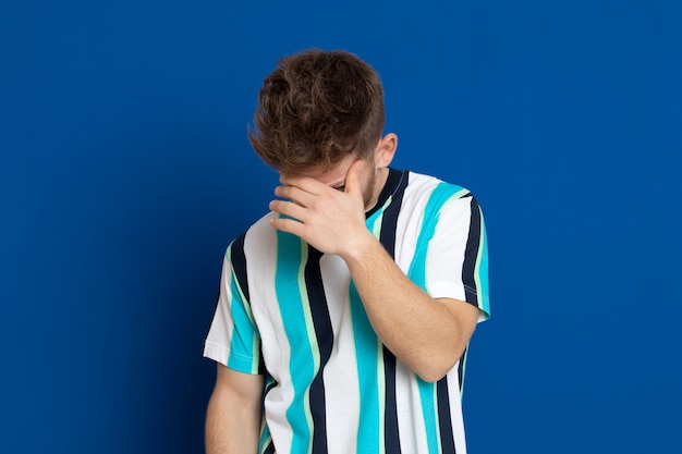 Chico joven atractivo con una camiseta a rayas