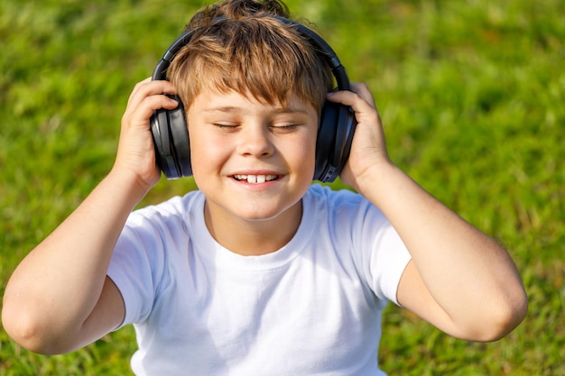 Chico joven con auriculares escuchando música