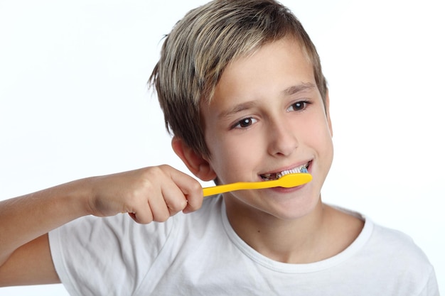 Chico joven cepillándose los dientes