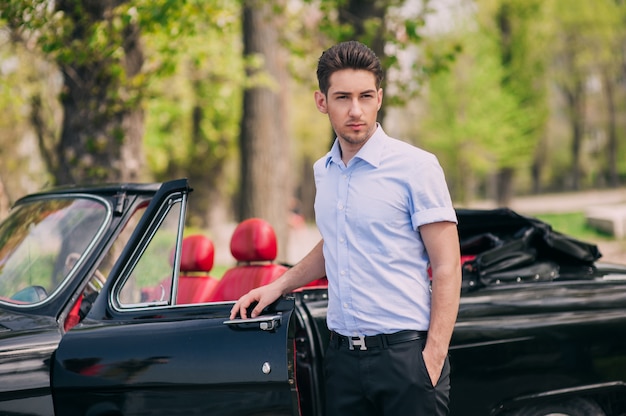 chico joven en el coche rutro