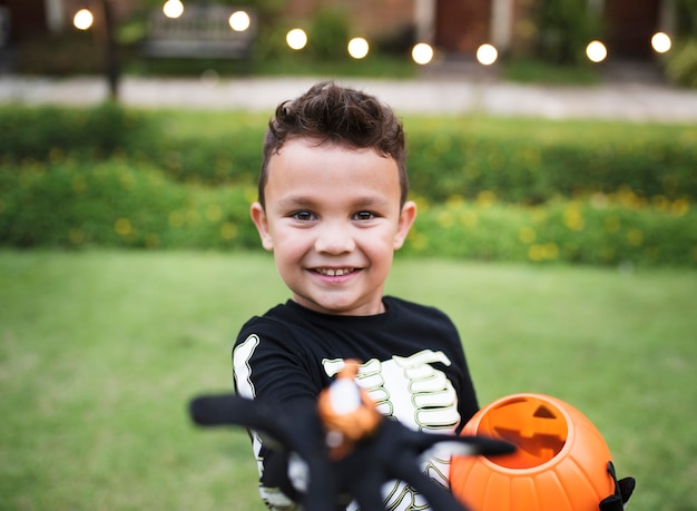 Chico joven disfrutando del festival de halloween