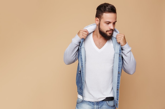 Chico joven elegante con una hermosa barba