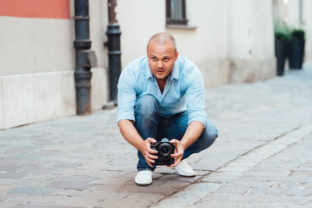 Chico joven, fotógrafo caminando por las calles antiguas de Polonia de Europa