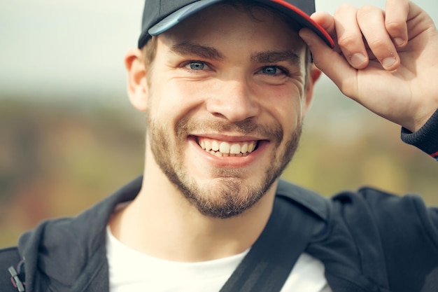 Chico joven con gorra de béisbol