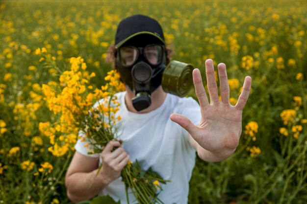 Un chico joven con una máscara de gas.