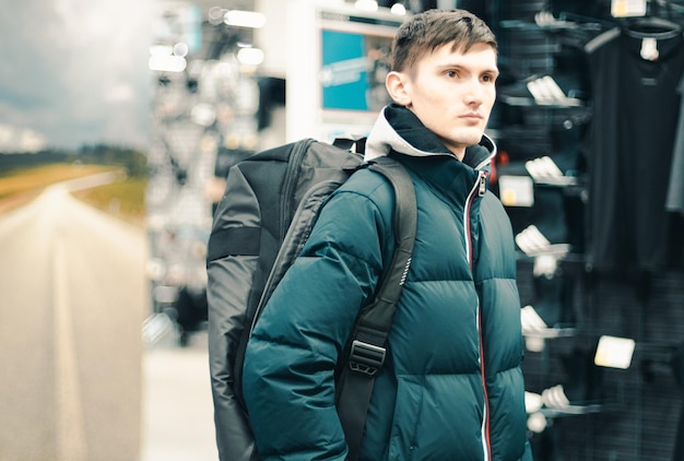 Un chico joven con una mochila en una tienda.