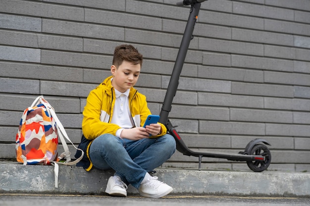 Chico joven moderno charlando en smartphone