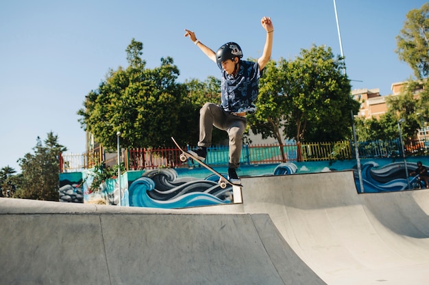 Chico joven patinando y saltando