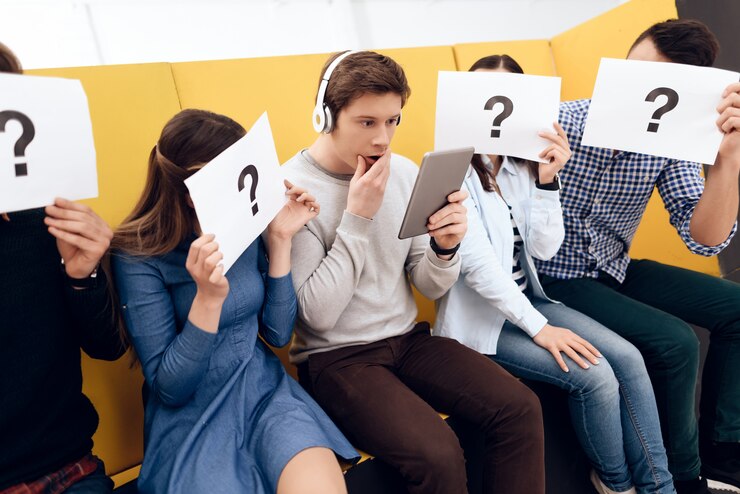 Foto chico joven sorprendido en auriculares mira tablet