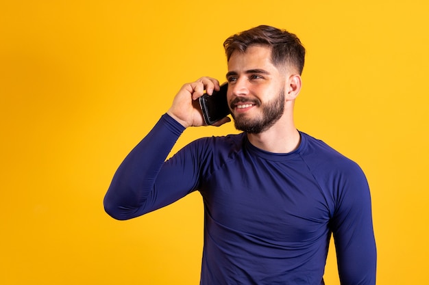 Chico joven con el teléfono en llamada.