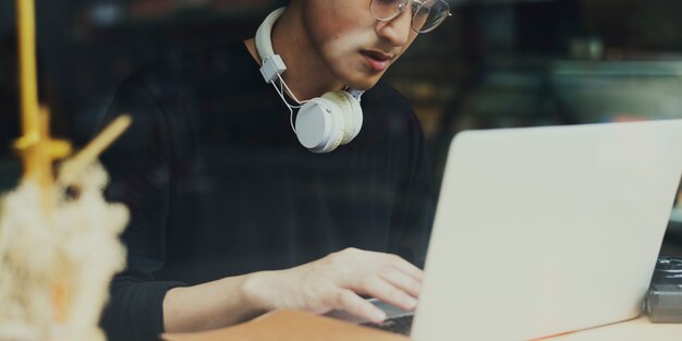 Chico joven, usar la computadora portátil