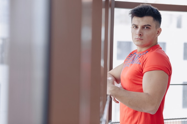 Chico joven en la ventana