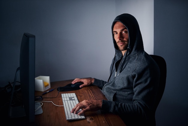 El chico jugador Retrato de un joven jugando juegos de computadora por la noche