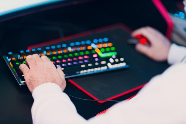 Chico jugando juegos en la computadora en el club de juegos