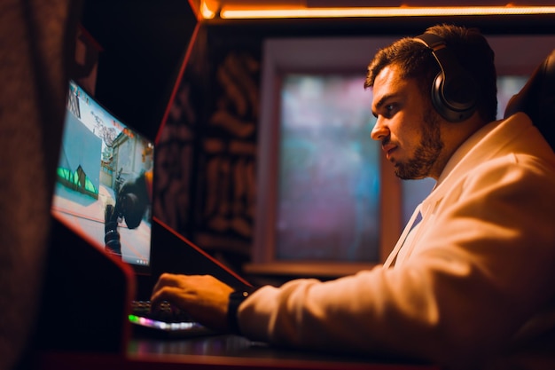 Chico jugando juegos en la computadora en el club de juegos