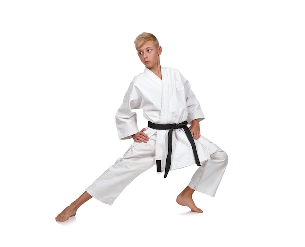 Chico de karate en kimono blanco luchando