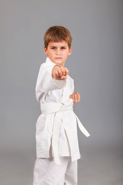 Chico de karate en kimono blanco