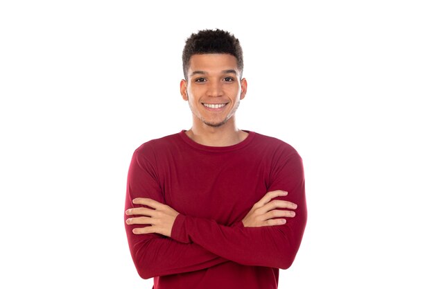 Chico latino con pelo afro corto aislado en la pared blanca