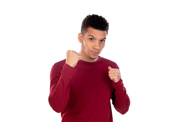 Chico latino con pelo afro corto aislado en la pared blanca