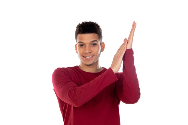 Chico latino con pelo afro corto aislado en la pared blanca