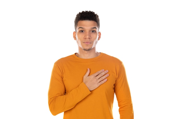 Chico latino con pelo corto afro aislado sobre fondo blanco.