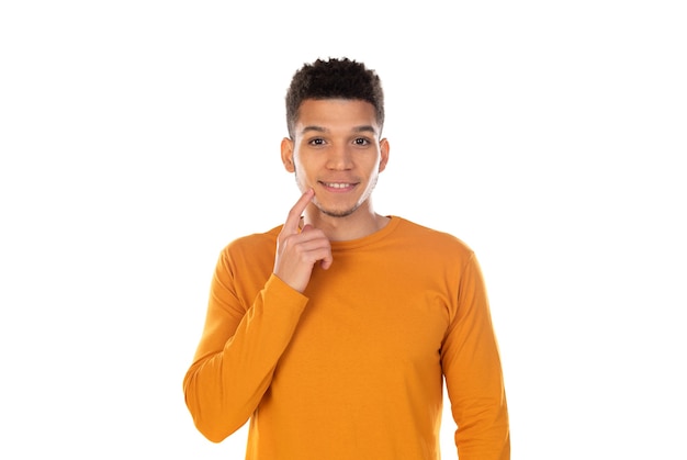 Chico latino con pelo corto afro aislado sobre fondo blanco.