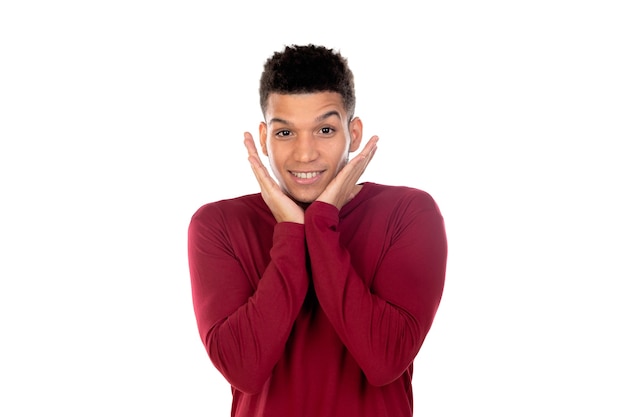 Chico latino con pelo corto afro aislado sobre fondo blanco.