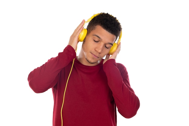 Chico latino con pelo corto afro aislado sobre fondo blanco.