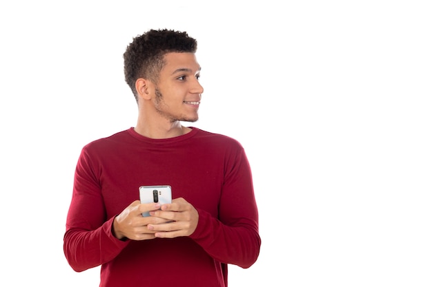 Chico latino con pelo corto afro aislado sobre fondo blanco.