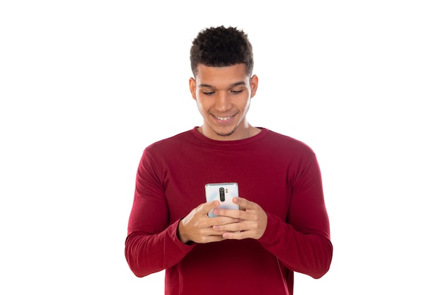 Chico latino con pelo corto afro aislado sobre fondo blanco.