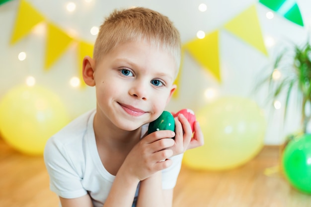 Chico lindo de 5 años con huevos de pascua