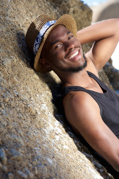 Chico lindo afroamericano sonriendo al aire libre con sombrero