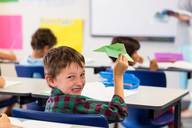 Chico lindo con avión de papel