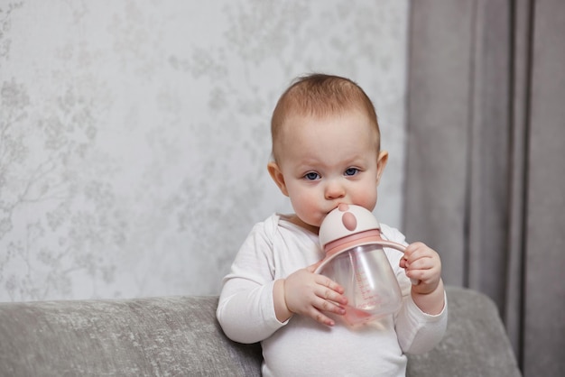 Foto un chico lindo bebiendo leche