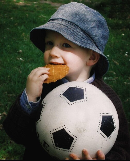 Foto un chico lindo comiendo comida.