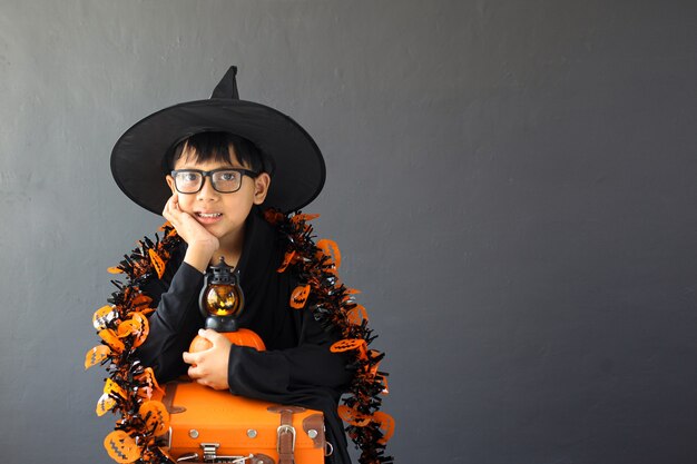 Un chico lindo con disfraz de halloween y accesorios.