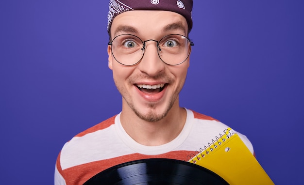 Chico lindo con una emoción alegre.