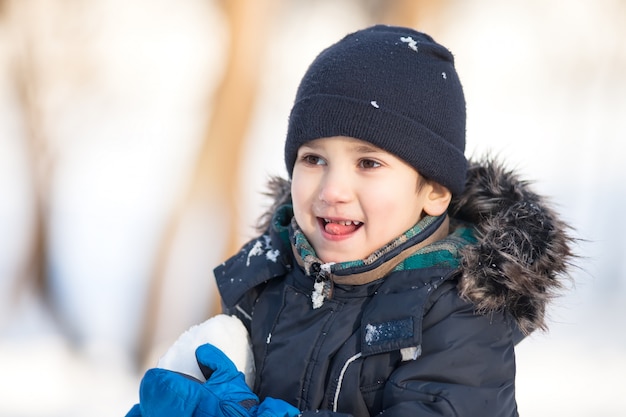 Chico lindo jugando con nieve