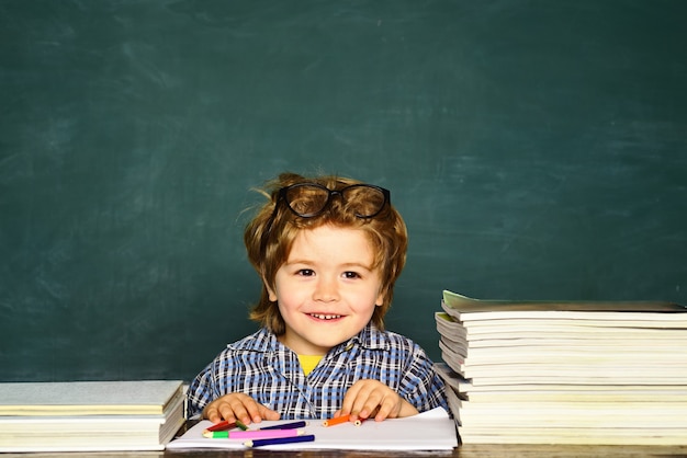 Chico lindo niño preescolar en un aula