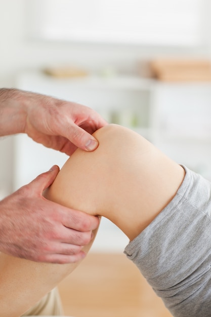 Chico masajeando la rodilla de una mujer