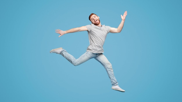 Foto el chico del milenio gracioso saltando en el aire y engañando