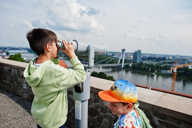 Chico mirando el telescopio turístico de Bratislava ver Eslovaquia