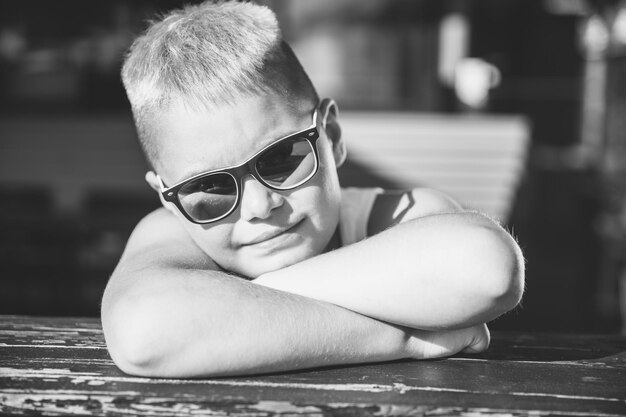 Chico de moda en gafas de sol. fotografía en blanco y negro