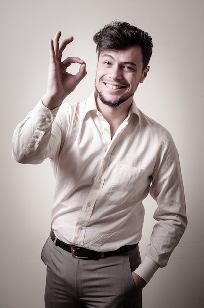 chico moderno con estilo con camisa blanca