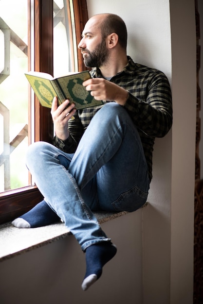 Chico musulmán joven leyendo el Corán