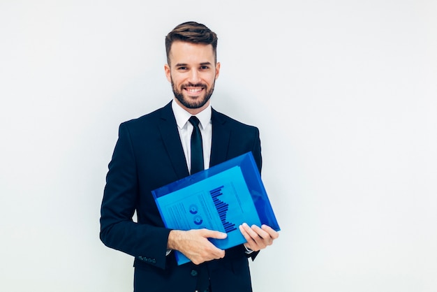 Foto chico de negocios guapo y sonriente con una carpeta