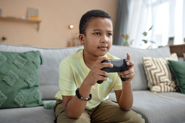 Un chico negro jugando a un videojuego.