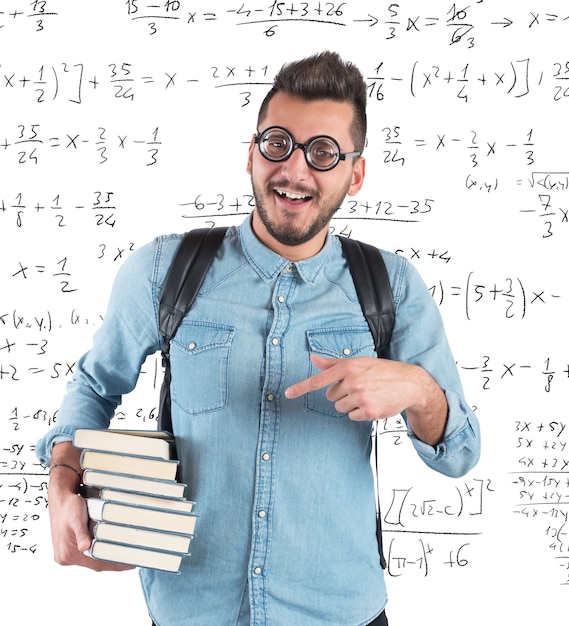 Chico nerd estudiando en el aula de matemáticas