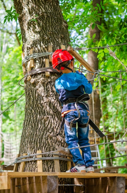 Chico el niño cruza el teleférico